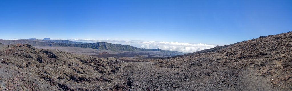 Im Aufstieg auf den Piton de la Fournaise (2631m) - Blick über die Vulkanlava-Ebene Puy Mi-Cote auf den Piton des Neiges (3070m) und die Nez Coupe de Ste-Rose (2078m), La Reunion, Oktober 2013.