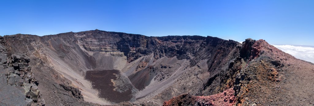 Blick in den Dolomieu-Hauptkrater des Piton de la Fournaise (2631m) von dem beim grossen Ausbruch im Jahr 2007 die flüssige Lava über das Grand Brulet bis in den Indischen Ozean floss, La Reunion, Oktober 2013.