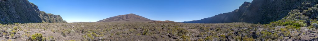 Panorama über die weite Vulkanebene am Fusse des Piton de la Fournaise (2631m) mit dem Krater des Formica Leo (2202m) und der steilen Felskante zum Pas de Bellecombe (2311m), La Reunion, Oktober 2013.