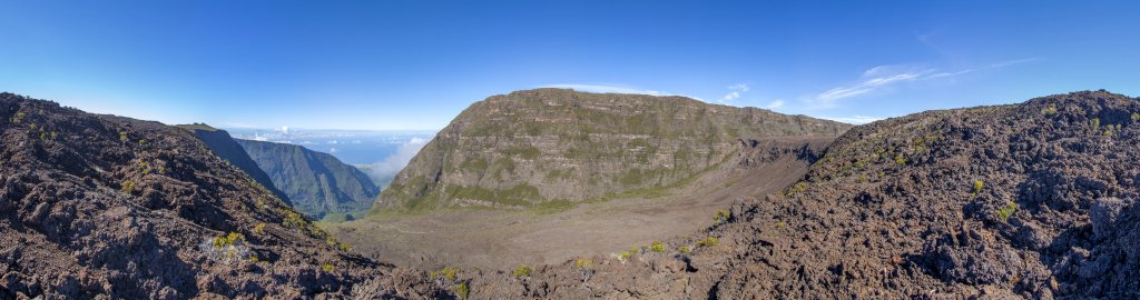 Panorama an der Basalt-Abbruchkante der Plaine des Sables mit Blick in das nach Grand Galet und Saint-Joseph abfallende Tal des Riviere Langevin und auf den vorgeschobenen Gipfel des Morne Langevin (2315m), La Reunion, Oktober 2013.