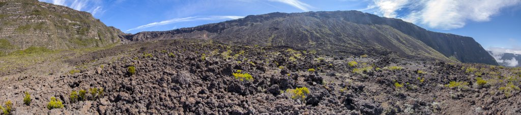 Unterhalb der Basalt-Abbruchkante der Plaine des Sables im Abstieg durch das Tal des Riviere Langevin nach Grand Galet, La Reunion, Oktober 2013.