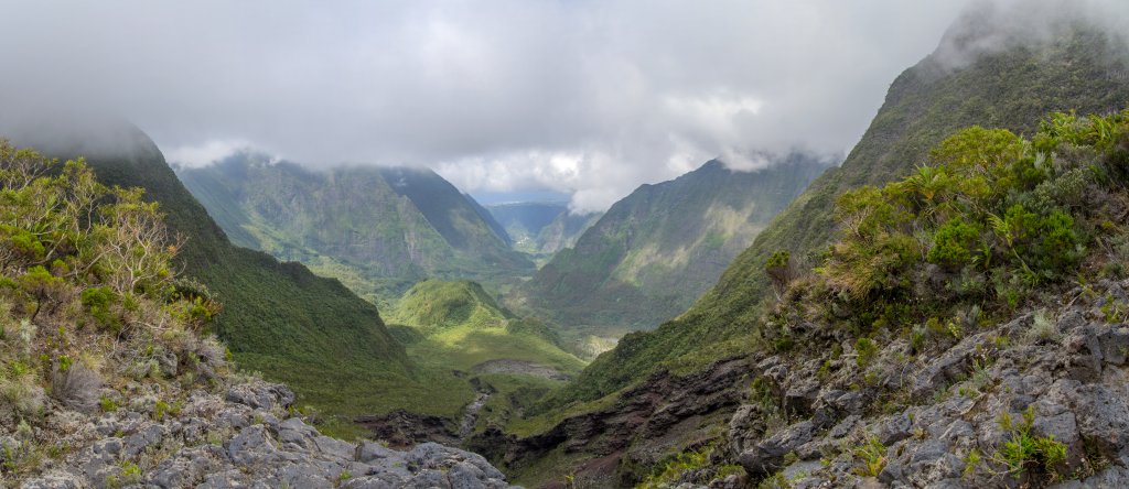 Der Abstieg entlang des Riviere Langevin führt uns durch viele verschiedene Vegetationszonen von der kargen Vulkanasche-Hochfläche Plaine des Sables bis in den tropischen Wald von Grand Galet, La Reunion, Oktober 2013.