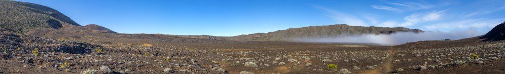 Morgenstimmung über der Plaine des Sables mit dem Piton Chisny (2440m) und der Abbruchkante des Rempart des Sables, La Reunion, Oktober 2013.