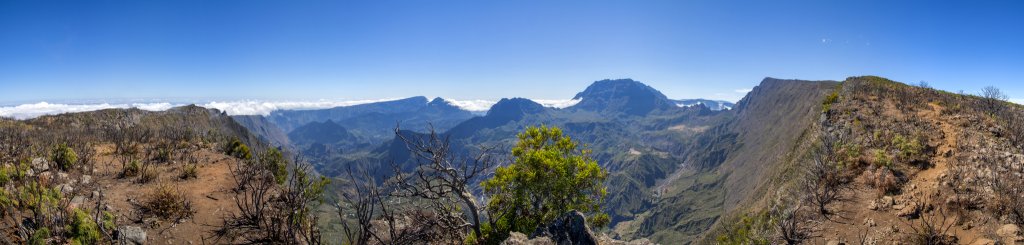 Grosses Panorama am Grand Bord auf dem Weg von Maido auf den Grand Benare (2896m) mit Tiefblick in den Cirque de Mafate mit Grand Place und dem Flussbett des Riviere des Galets sowie mit Blick auf Gros Morne (3013m) und den Piton des Neiges (3070m), La Reunion, Oktober 2013.