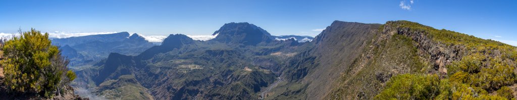Panorama über den Cirque de Mafate, Piton des Neiges (3070m), Col du Taibit (2082m) und Grand Benare (2896m) vom südlichen Caldera-Rand le Grand Bord, La Reunion, Oktober 2013.