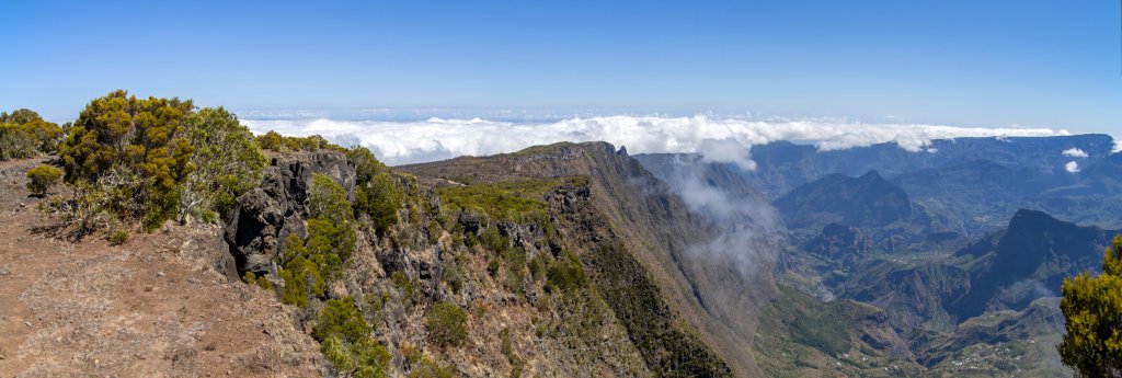 Blick vom Caldera-Rand von Grand Bord in den Cirque de Mafate mit den Orten Roche Plate und Grand Place, La Reunion, Oktober 2013.