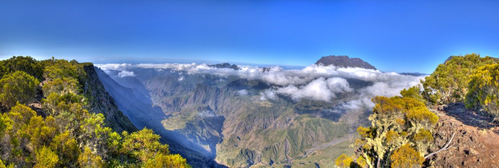 Blick von Grand Bord auf den Cirque de Mafate und den Piton des Neiges (3070m). Der veränderte Sonnenstand zum späteren Nachmittag schafft interessante Einblicke und Kontraste.  La Reunion, Oktober 2013.