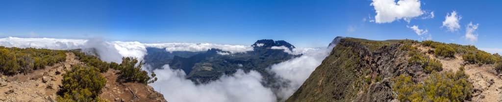 Auf dem Weg von Maido (2203m) auf den Grand Benare (2896m) entlang des Grand Bord füllt sich der Cirque de Mafate zunehmend mit Wolken, die aus dem Cirque de Cilaos über den Col du Taibit (2082m) herüber drücken, La Reunion, Oktober 2013.