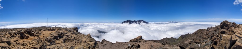Fast-360-Grad-Gipfelpanorama auf dem Grand Benare (2896m) - nur der Gros Morne (3013m), der Piton des Neiges (3070m) und der Piton de la Fournaise (2631m) ragen zur Mittagszeit noch aus der Wolkendecke über der Insel La Reunion, Oktober 2013.
