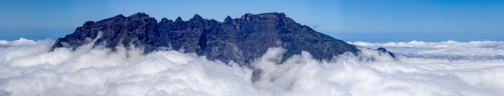 Die Gipfel von Gros Morne (3013m) und Piton des Neiges (3070m) ragen aus dem Wolkenmeer über der Insel La Reunion, La Reunion, Oktober 2013.
