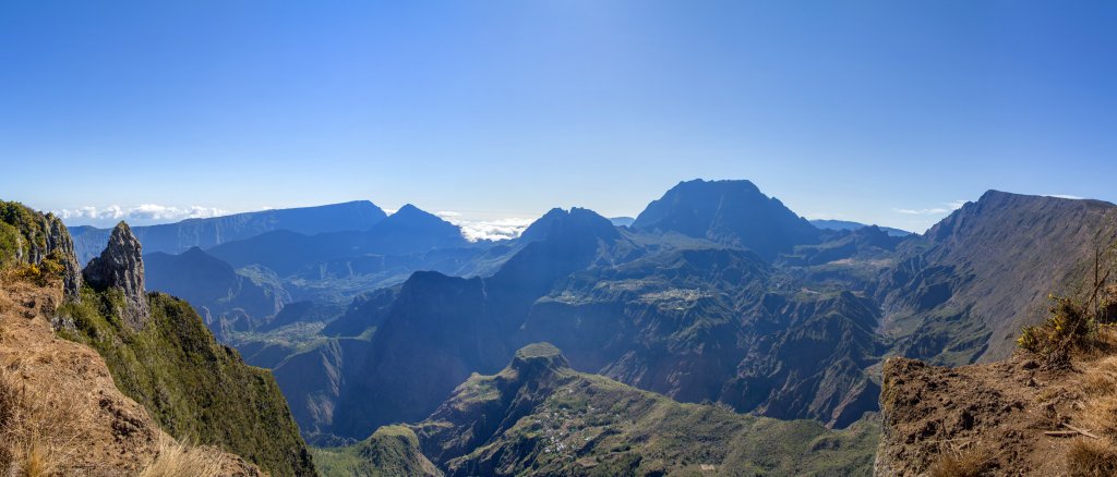 Blick von Maido (2203m) auf den  Cirque de Salazie, Cirque de Mafate, Gros Morne (3013m), Piton des Neiges (3070m) und Le Grand Bord mit dem Grand Benare (2896m), La Reunion, Oktober 2013.