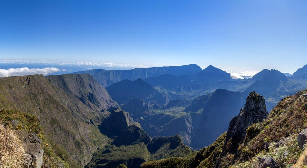 Blick von Maido (2203m) in den Cirque de Mafate und Cirque de Salazie mit den Orten Ilet des Orangers, Cayenne und Grand Place, La Reunion, Oktober 2013.