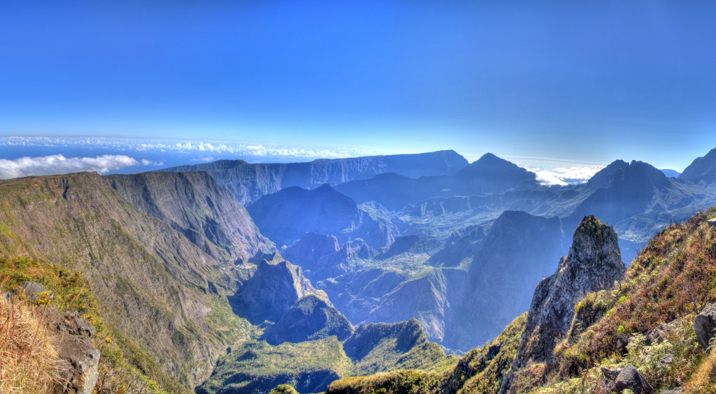 Blick von Maido (2203m) in den Cirque de Mafate und Cirque de Salazie mit den Orten Ilet des Orangers, Cayenne und Grand Place, La Reunion, Oktober 2013.