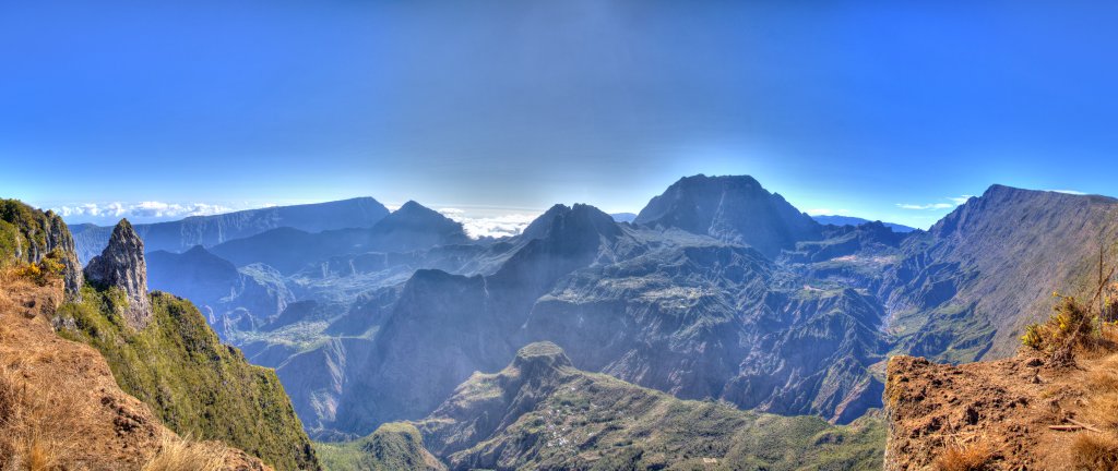 Blick von Maido (2203m) auf den  Cirque de Salazie, Cirque de Mafate, Gros Morne (3013m), Piton des Neiges (3070m) und Le Grand Bord mit dem Grand Benare (2896m), La Reunion, Oktober 2013.