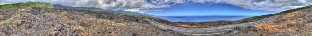 360-Grad-Panorama an der Ostseite des Piton de la Fournaise. Durch die als Grand Brule bezeichnete Vulkanrinne an der Ostseite des Piton de la Fournaise (2631m) fliesst die dünnflüssige Lava bis in den Indischen Ozean, zuletzt beim grossen Ausbruch von 2007. Die Ringstrasse wird nach einem solchen Ausbruch wieder neu auf dem Lavafeld angelegt. La Reunion, Oktober 2013.