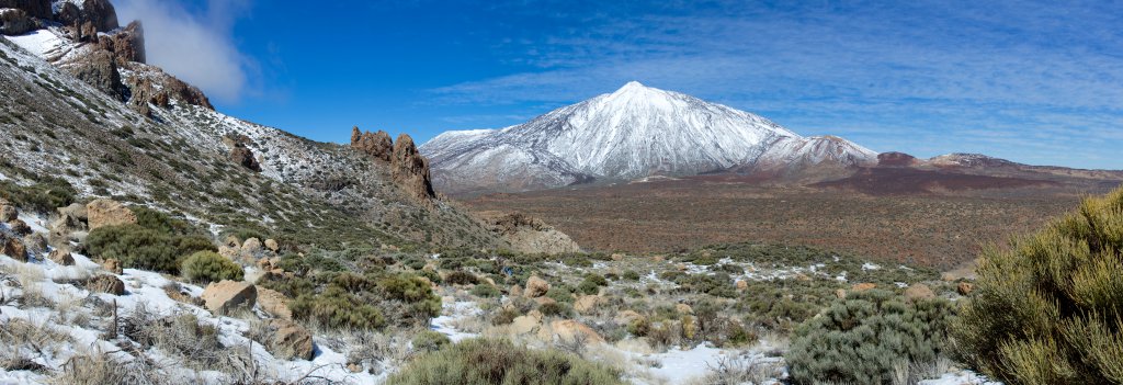Pico Viejo (3135m), Teide (3707m) und Montana Blanca (2748m) über der Caldera im Aufstieg auf den Guajara (2718m), Teneriffa, März 2013.