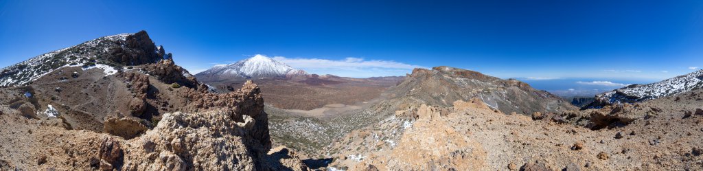 360-Grad-Panorama in der Degollada de Guajara mit Blick auf den Montana de Guajara (2718m), Pico Viejo (3135m), den Teide (3707m), Montana Blanca (2748m), Roque de la Grieta (2576m), die Insel Gran Canaria und den Beginn des Barranco del Rio, Teneriffa, März 2013.