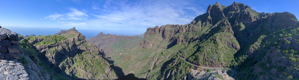 Panorama an der Pass-Überfahrt von Santiago del Teide nach Masca - Blick auf Lomo de Tablada, den Ort Masca am Ausgang der Masca-Schlucht und den Pico Verde, Teneriffa, März 2013.