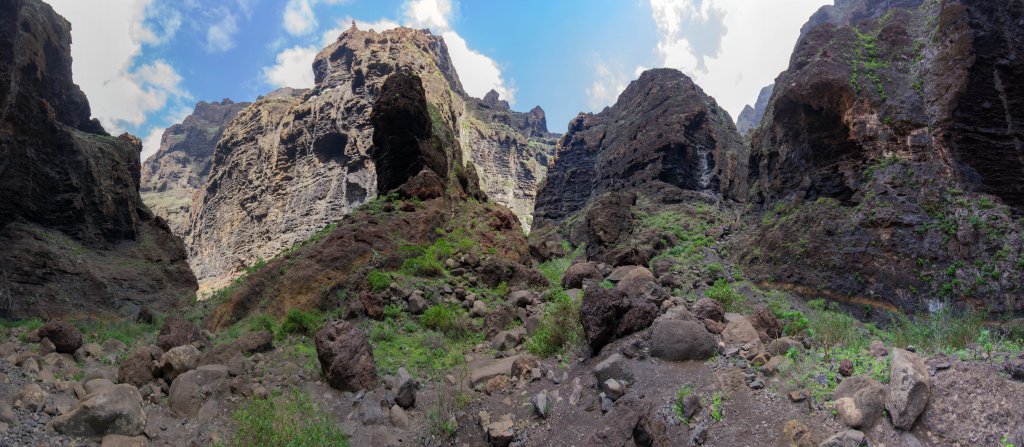 Panorama im Barranco de Masca umgeben von mehrere hundert Meter hohen Felsenwänden, Teneriffa, März 2013.