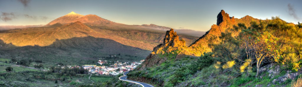 Sonnenuntergang bei Santiago del Teide mit Blick auf Teide (3707m) und Pico Viejo (3135m), Teneriffa, März 2013.