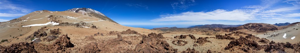 Im Aufstieg auf den Montana Blanca (2748m) unterhalb des Teide (3707m) mit Blick auf Fortaleza, die Küste und Berge von Orotava, Tabonal Negro und Montana Rajada, Teneriffa, März 2013.