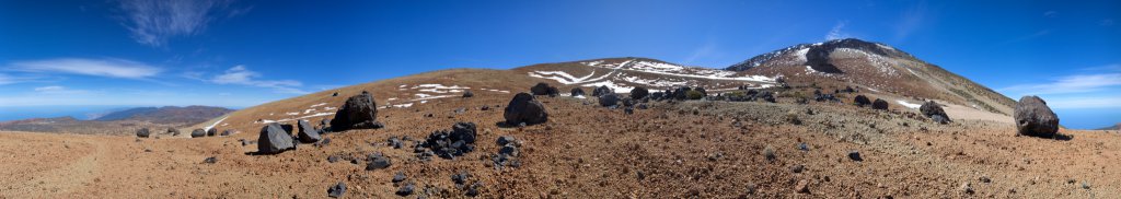 Los Huevos del Teide - die weit verstreuten "Teide-Eier" sind bei einem der letzten Teide-Ausbrüche entstandene Lava-Kugeln, Teneriffa, März 2013.