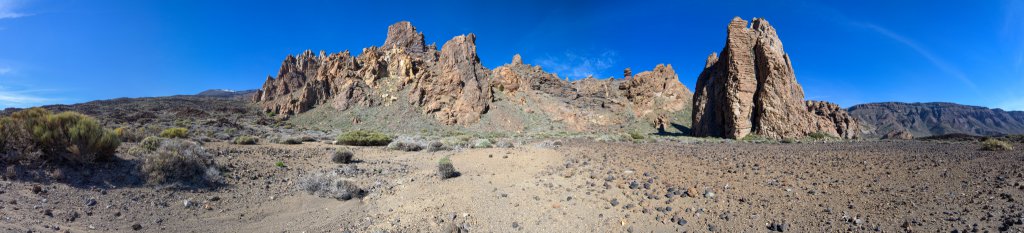 Mitten in der Caldera des Teide ragen die Vulkanfelsen von La Catedral und von den Roques de Garcia mehrere hundert Meter aus der Lava-Ebene, Teneriffa, März 2013.