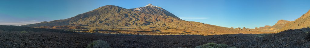 Llano de Ucanca, Pico Viejo (3135m), Teide (3707m), Roques de Garcia und Guajara (2718m) im späten Abendlicht der untergehenden Sonne, Teneriffa, März 2013.