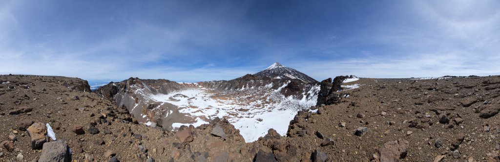 360-Grad-Panorama am Gipfel des Pico Sur (3106m) mit Blick über den rund hundert Meter tiefen Krater des Pico Viejo zu dessen Hauptgipfel (3135m) und zum Teide (3707m), Teneriffa, März 2013.