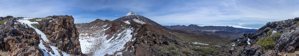360-Grad-Panorama auf dem südlichen Kraterrand des Pico Viejo mit Blick in den Krater hinein, auf den Hauptgipfel des Pico Viejo (3135m), den Teide (3707m), Guajara (2718m), die weite Caldera mit den Roques de Garcia und dem südlichen Caldera-Rand, Teneriffa, März 2013.