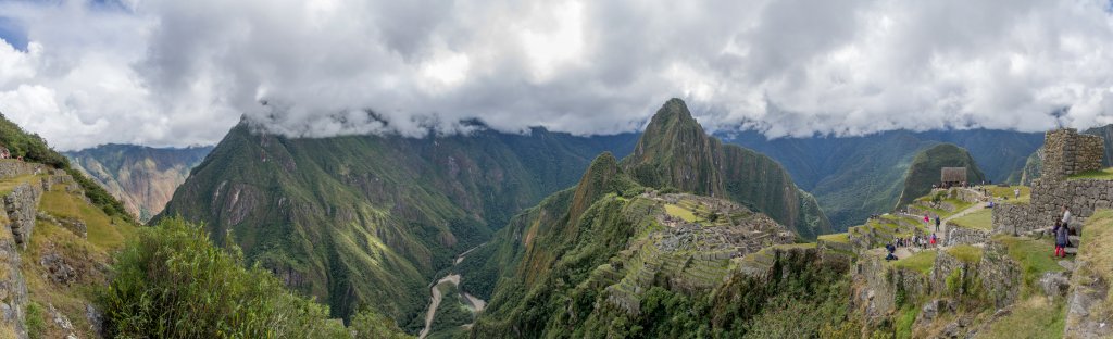Die Ruinen von Machu Picchu erheben sich in einem Bergsattel hoch über dem Flußtal des Urubamba zwischen dem Cerro Machu Picchu (3051m) und dem Huayna Picchu (2701m), Tal des Rio Urubamba, Peru, Juli 2014.