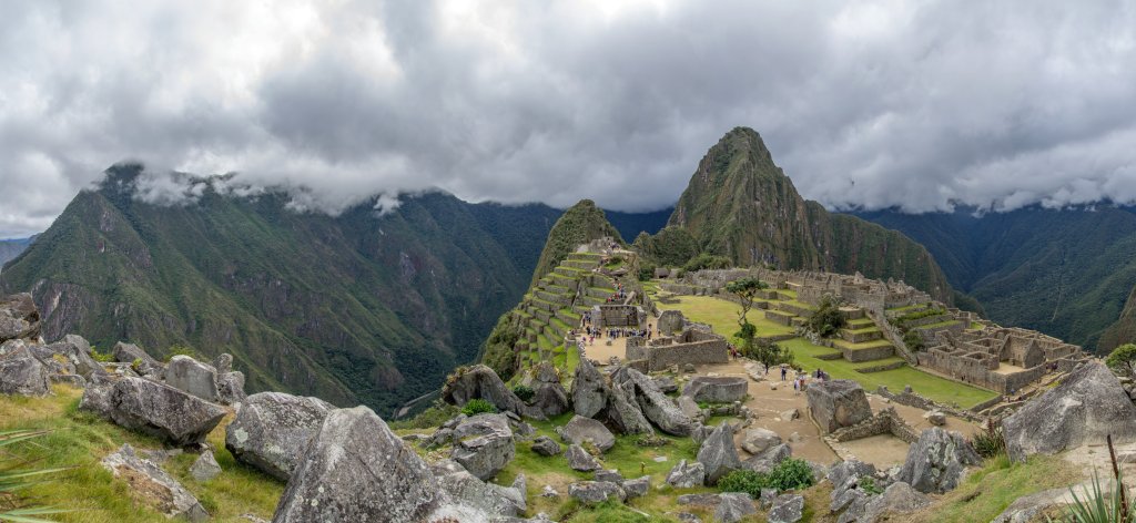 Blick auf die die Hauptanlage von Machu Picchu unter dem steil aufragenden Felsen des Huayna Picchu (2701m), Tal des Rio Urubamba, Peru, Juli 2014.