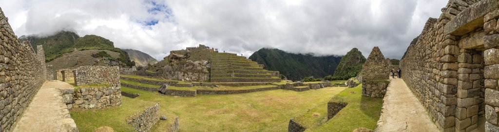 Machu Picchu - Blick vom Laufgang des "Handwerker-Viertels" auf den 3-Fenster-Tempel, den Haupttempel und den Tempelberg Intihuatana, Tal des Rio Urubamba, Peru, Juli 2014.