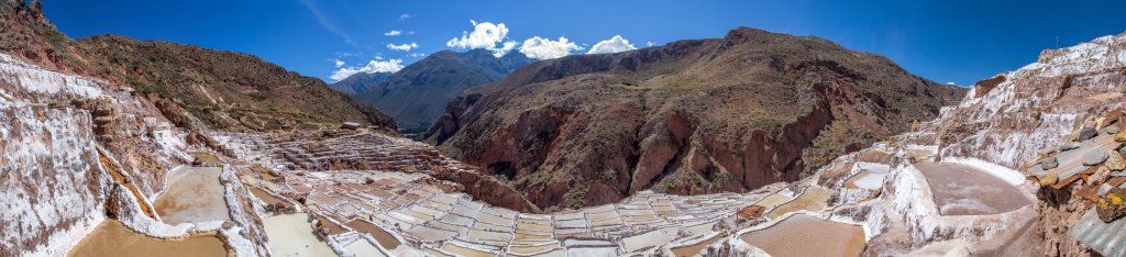 Salinas de Maras - in den Salzwasserbecken dieser Saline unweit der Ortschaft Maras im Heiligen Tal der Inkas am Urubamba-Fluss wird Salz durch Sonnenverdunstung gewonnen, Salinas de Maras, Peru, Juli 2014.