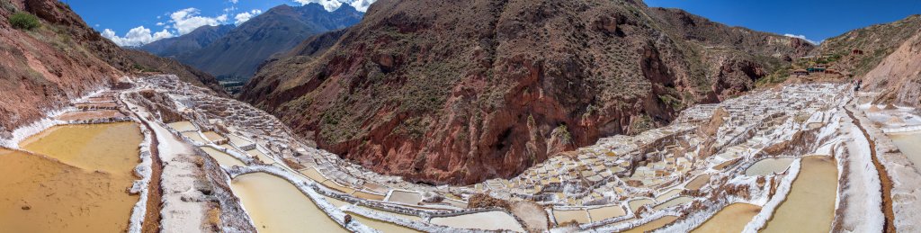 In den hunderten Salzwasserbecken der Salinas de Maras in einem kleinen Seitental des Urubamba-Tals wird durch Verdunstung wertvolles Salz gewonnen, Salinas de Maras, Peru, Juli 2014.