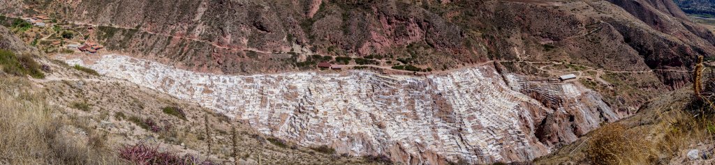 Von der staubigen Bergstrasse bietet sich ein weiter Überblick über das Hochtal der Salinas de Maras mit ihren hunderten am Berghang terrassierten Salzwasserbecken, Salinas de Maras, Peru, Juli 2014.