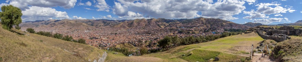 Der Berg über der Stadt mit den Ruinen der Inkafestung Saqsaywaman bietet einen weiten Blick über das Stadtzentrum von Cusco, Cusco, Peru, Juli 2014.