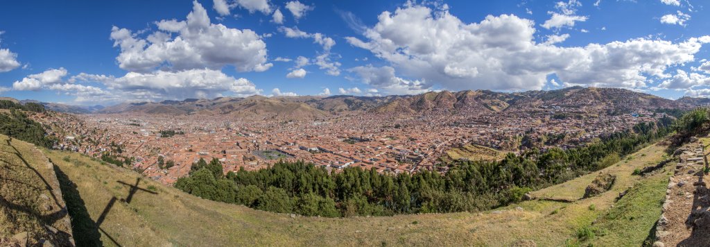 Der Berg über der Stadt mit den Ruinen der Inkafestung Saqsaywaman bietet einen weiten Blick über das Stadtzentrum von Cusco, u.a. mit dem Plaza de Armas, der Kathedrale von Cusco und der Jesuitenkirche La Compania de Jesus, Cusco, Peru, Juli 2014.