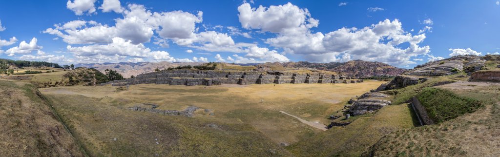 Ruine der Inkafestung und des Tempels Saqsaywaman ca. 3km oberhalb des Stadtzentrums von Cusco, die besonders durch ihre megalithische Befestigungsmauer in typischer Inka-Bauweise auffällt, Cusco, Peru, Juli 2014.