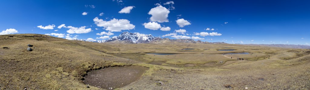Unendliche Weiten - nach dem Ersteigen einer letzten Anhöhe in der weiten Pampa bei der Ortschaft Upis kommt das Gebirgsmassiv des Ausangate (6384m) in Sicht, dass wir in den nächsten 4 Tagen einmal umrunden werden, Cordillera Vilcanota, Peru, Juli 2014.