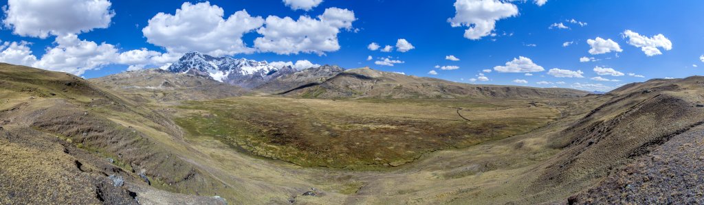 Annäherung an die Nordseite des Ausangate (6384m) und die kleine Ortschaft Upis, wo unsere erste Übernachtung auf 4448m Höhe sein wird. Die weite sumpfige Ebene ist Lebensraum von Alpakas und Andengänsen, Cordillera Vilcanota, Peru, Juli 2014.