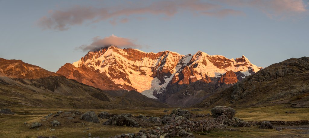 Nordseite des Ausangate (6384m) im Licht der untergehenden Sonne, Cordillera Vilcanota, Peru, Juli 2014.