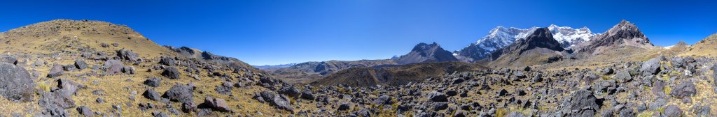 360-Grad-Panorama auf der Nordwestseite des Ausangate im Aufstieg von Upis zum Arapa-Pass (4750m), Cordillera Vilcanota, Peru, Juli 2014.