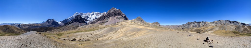 360-Grad-Panorama auf dem Arapa-Pass (4750m) an der Nordwest-Seite des Ausangate (6384m), Cordillera Vilcanota, Peru, Juli 2014.