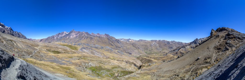 Nach der Überquerung des Arapa-Passes (4750m) eröffnet sich der Blick auf die Berggruppe des Sorimani (5450m), Cordillera Vilcanota, Peru, Juli 2014.