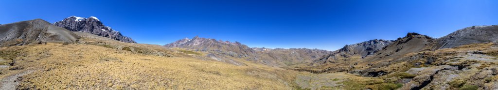 Ausblick auf den spitzen Sorimani (5450m) auf der Westseite des Ausangate, Cordillera Vilcanota, Peru, Juli 2014.