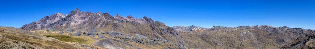Berge aus rot-schwarzem Gestein und bunter Vulkanasche prägen die Westseite des Ausangate mit der Gebirgsgruppe des Sorimani (5450m), Cordillera Vilcanota, Peru, Juli 2014.