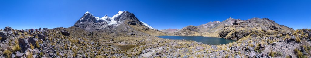 360-Grad-Panorama auf der Randmoräne des Nevado Extremo Ausangate mit Blick auf den Ausangate (6384m), die Laguna Nehuy Pucacocha und den Sorimani (5450m), Cordillera Vilcanota, Peru, Juli 2014.