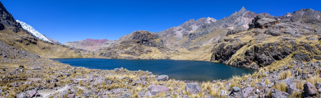 Gipfel des Sorimani (5450m) über der Laguna Nehuy Pucacocha auf der Westseite des Ausangate, Cordillera Vilcanota, Peru, Juli 2014.