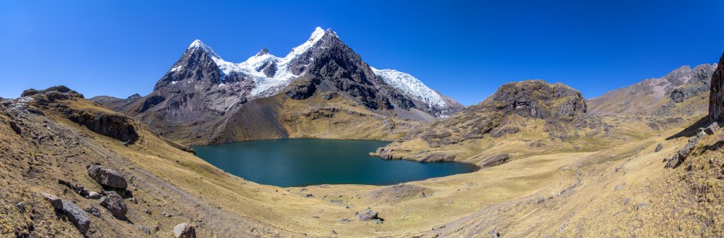 Blick über die Laguna Nehuy Pucacocha auf die Südwest-Seite des Ausangate (6384m), Cordillera Vilcanota, Peru, Juli 2014.